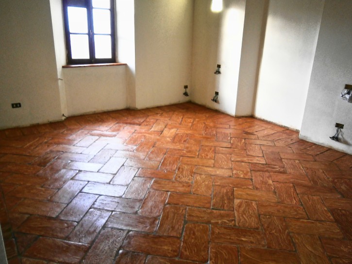 trattamento pavimentazione realizzata con piastrelle in terracotta di recupero